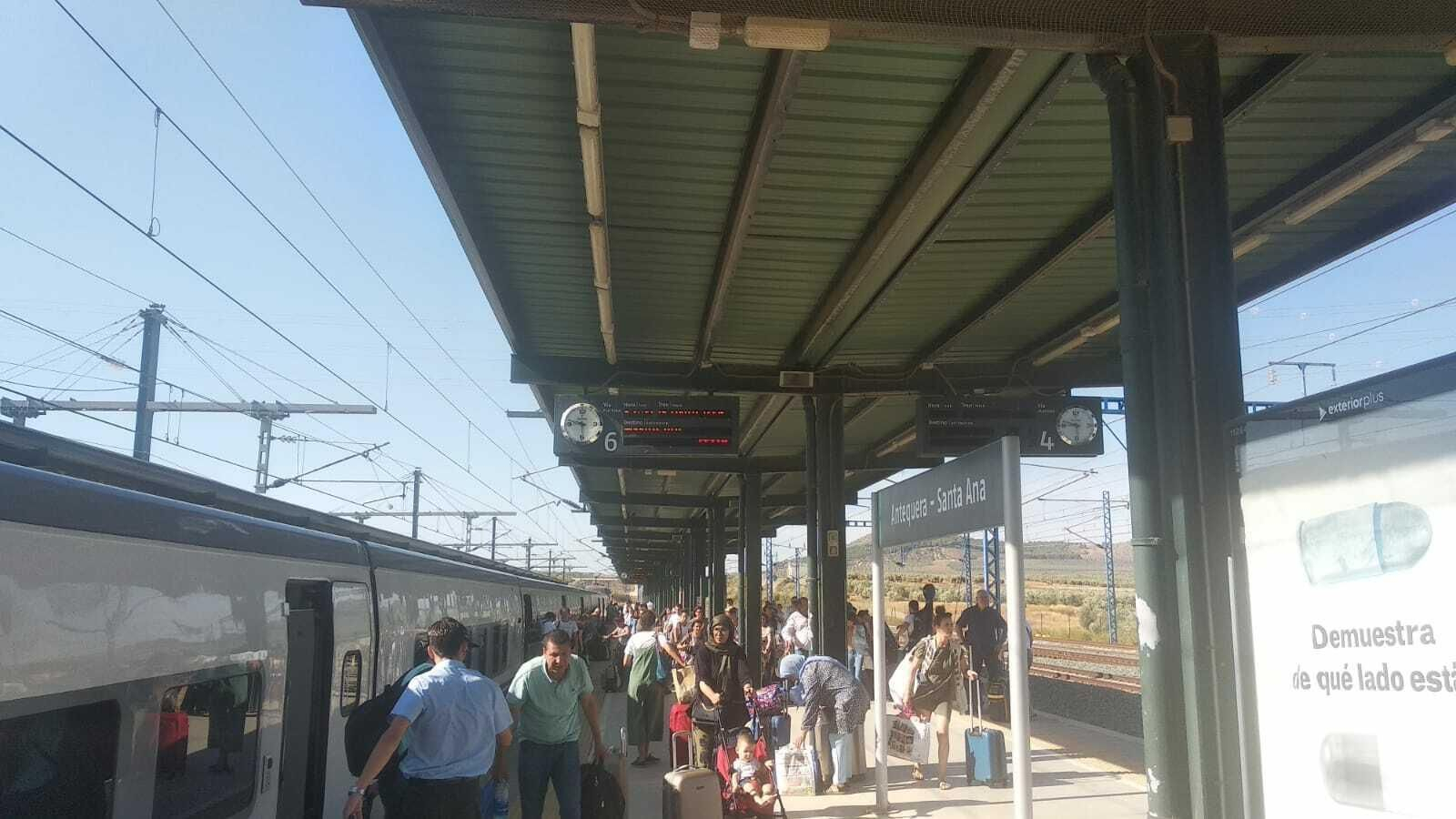 Los usuarios desalojan el tren en una de las averías sufridas este mes.