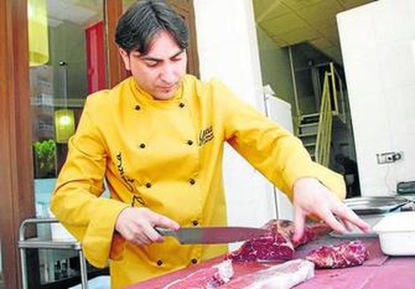 El cocinero Toni Martínez en su restaurante, Yesca.