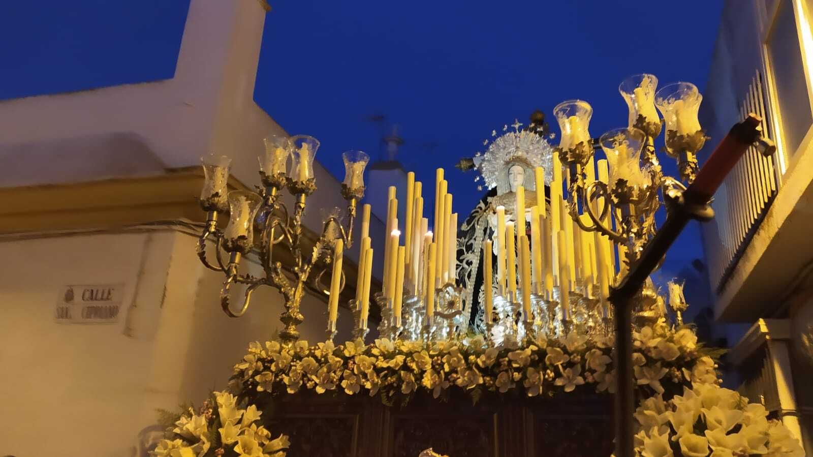 Las imágenes de la Soledad en procesión por las calles de San Fernando