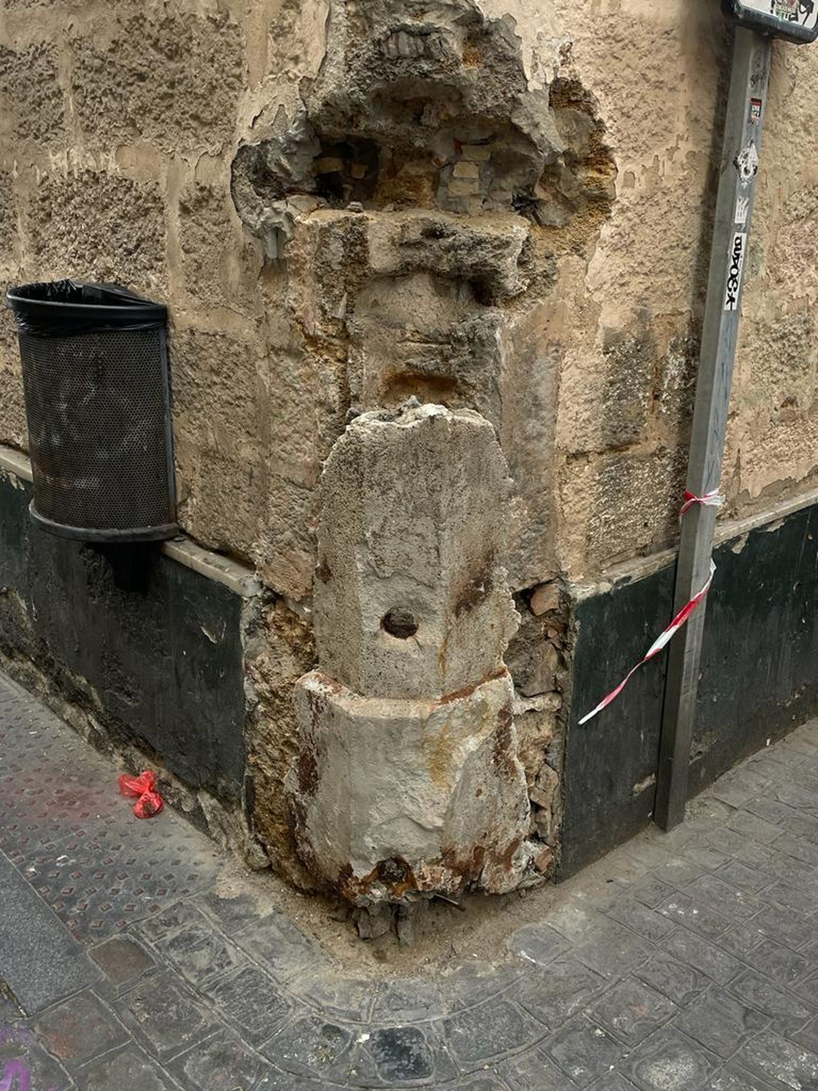 Hace seis meses que robaron la cantonera. Calle Sacramento