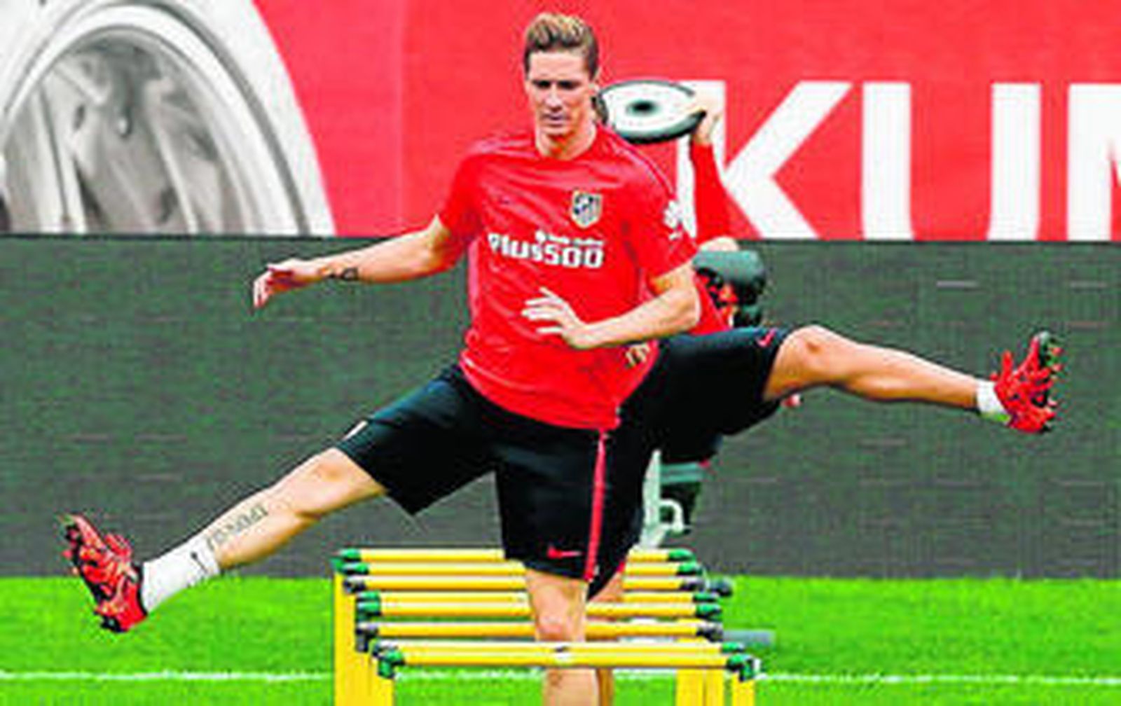 Fernando Torres salta vallas en un entrenamiento.
