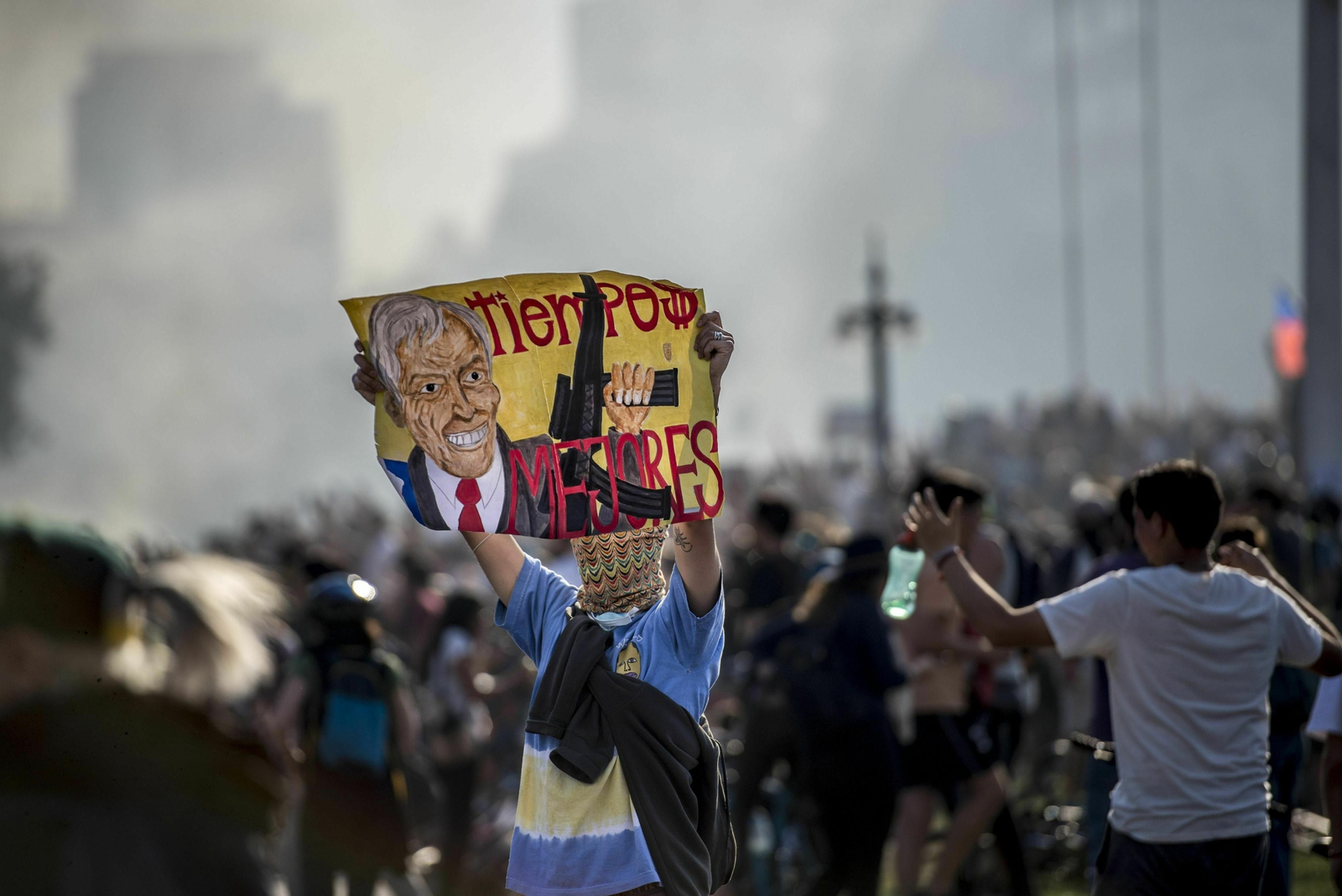 Un manifestante chileno porta una pancarta contra el presidente del país, Sebastián Piñera. Un manifestante chileno porta una pancarta contra el presidente del país, Sebastián Piñera.