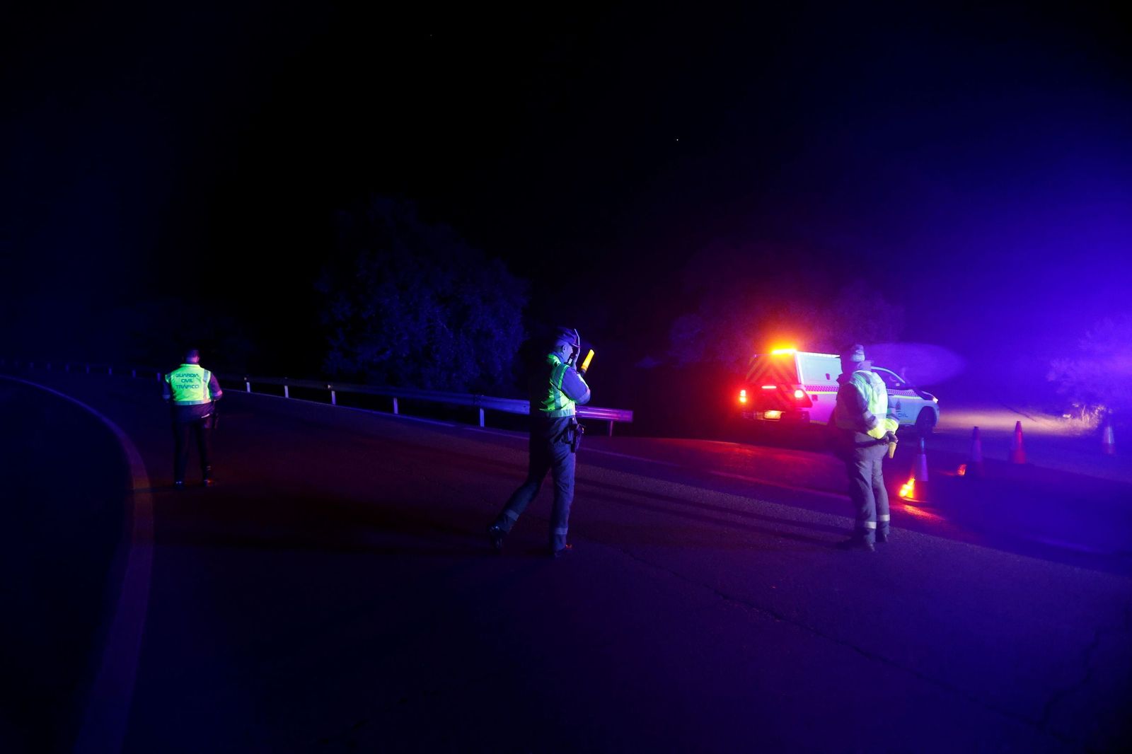 Las imágenes de los vehículos de emergencias evacuando a los pasajeros del descarrilamiento en Adamuz
