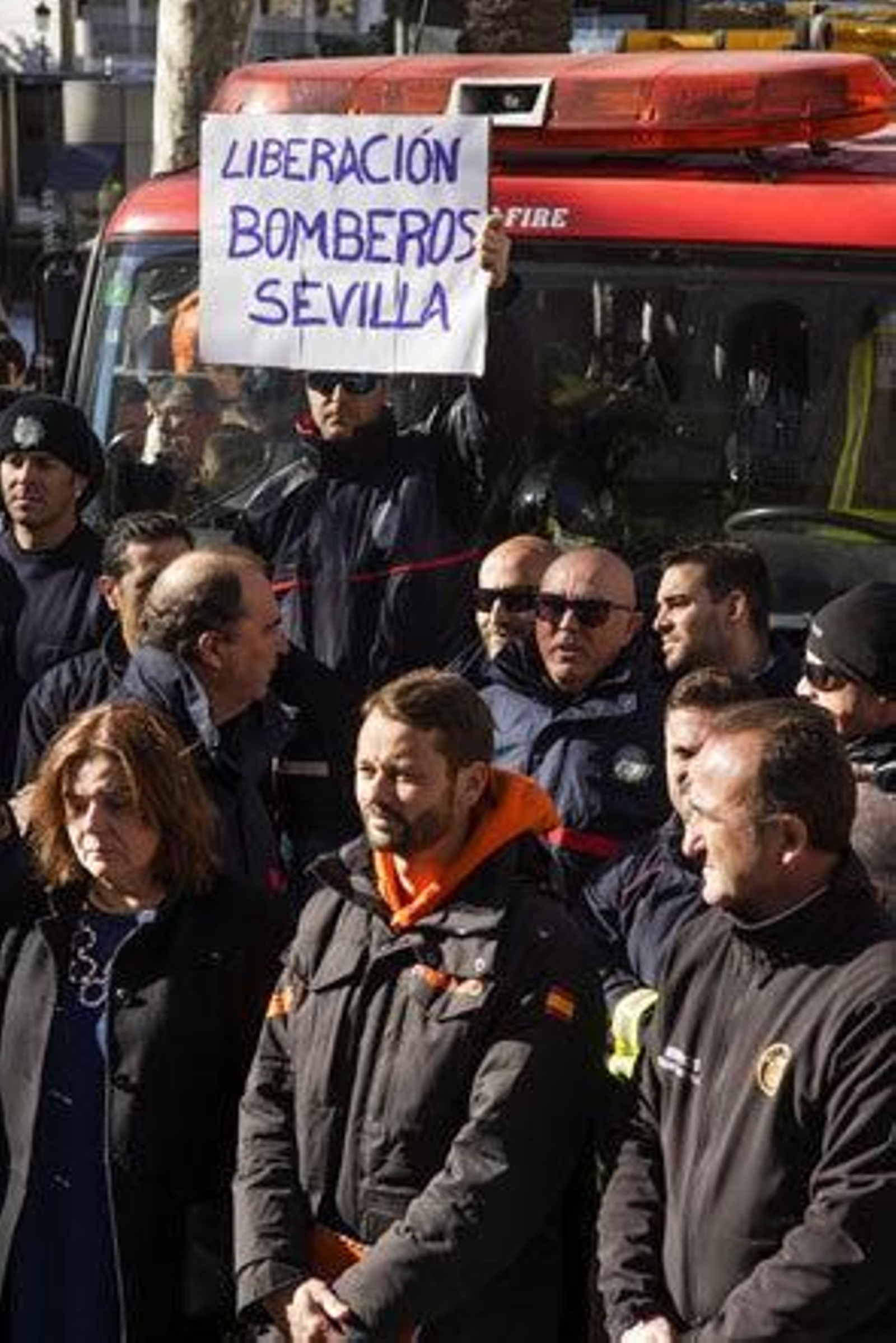 Centenares de personas exigen en Sevilla la liberación de bomberos detenidos