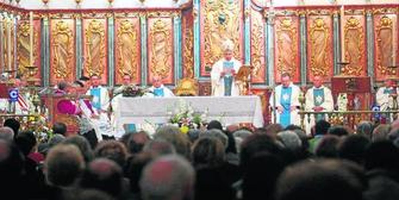 Monseñor Vilaplana presidió la eucaristía, asistido por el cabildo catedralicio y otros sacerdotes.