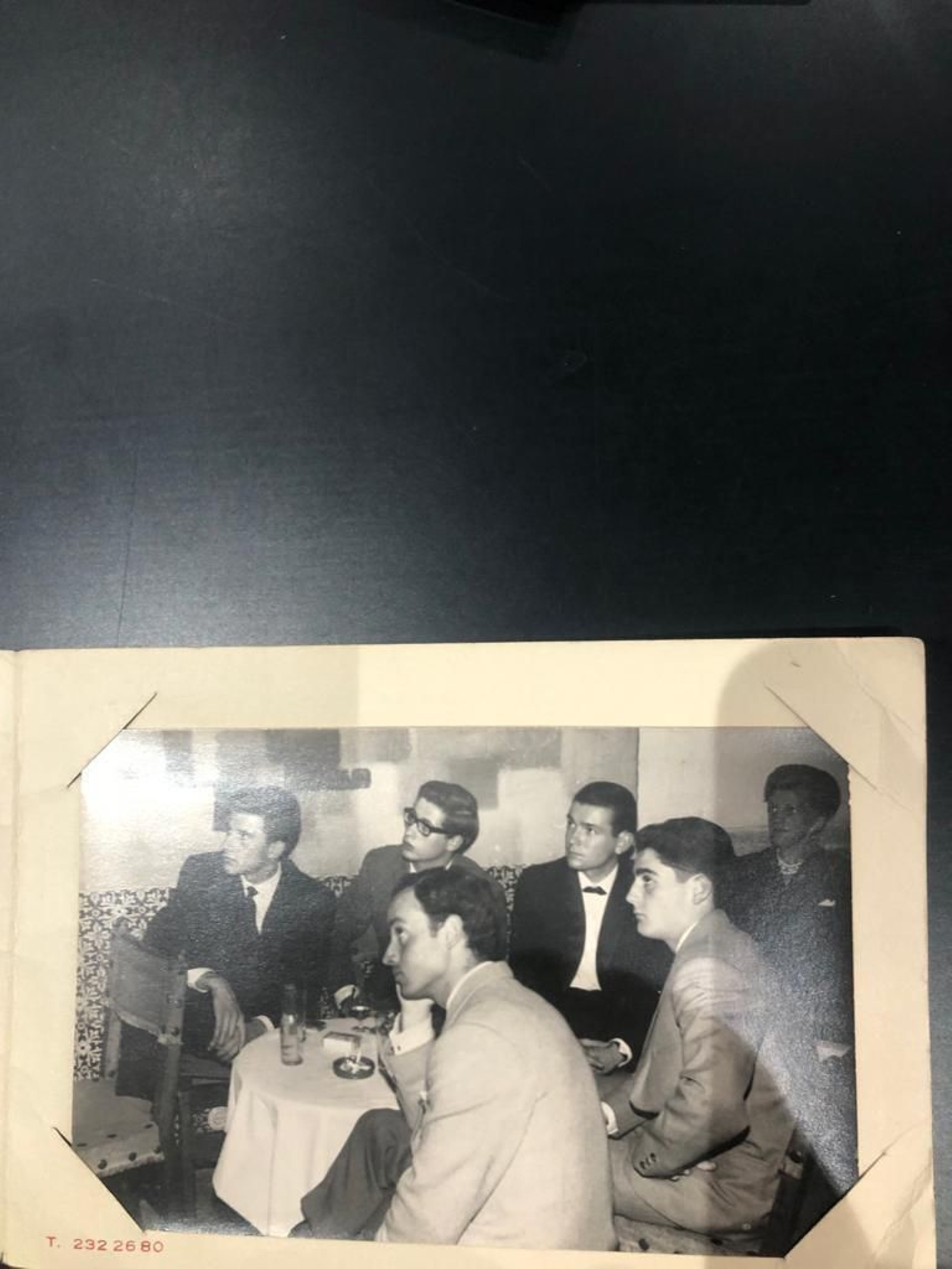 Antonio Pretel con el abogado y editor granadino Jerónimo Páez (con gafas), el entonces director de Liceo francés y otros amigos en una reunión en Madrid.