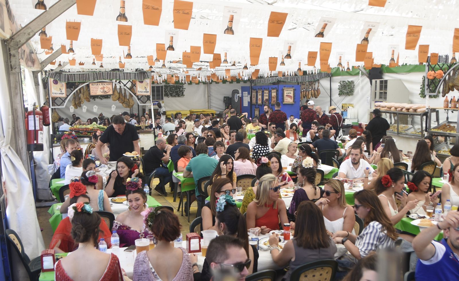 La gente llena la caseta del Buen Suceso en la mediodía del primer sábado de Feria.
