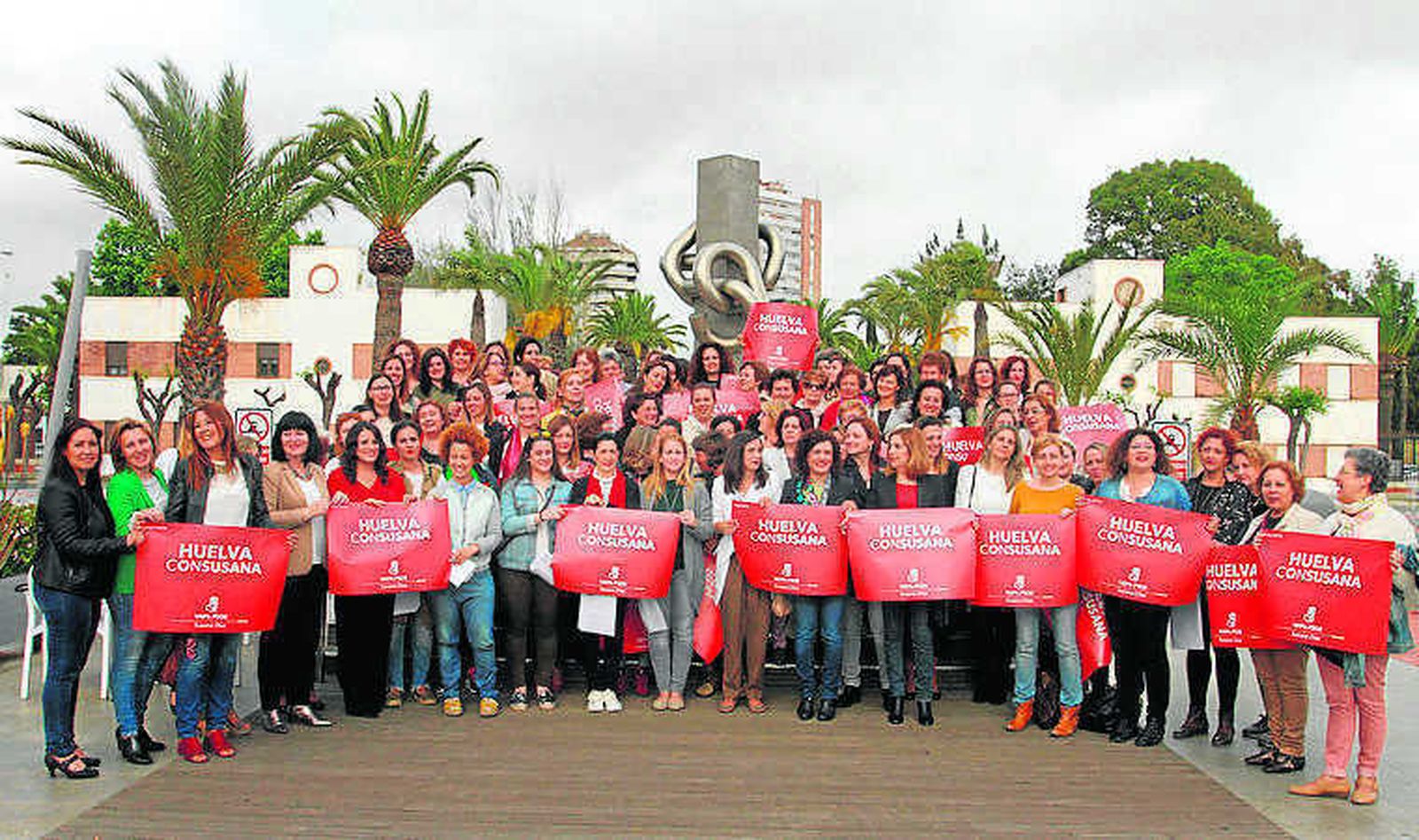 El grupo de mujeres que apoyan a Susana Díaz, ayer en el Muelle de Levante.