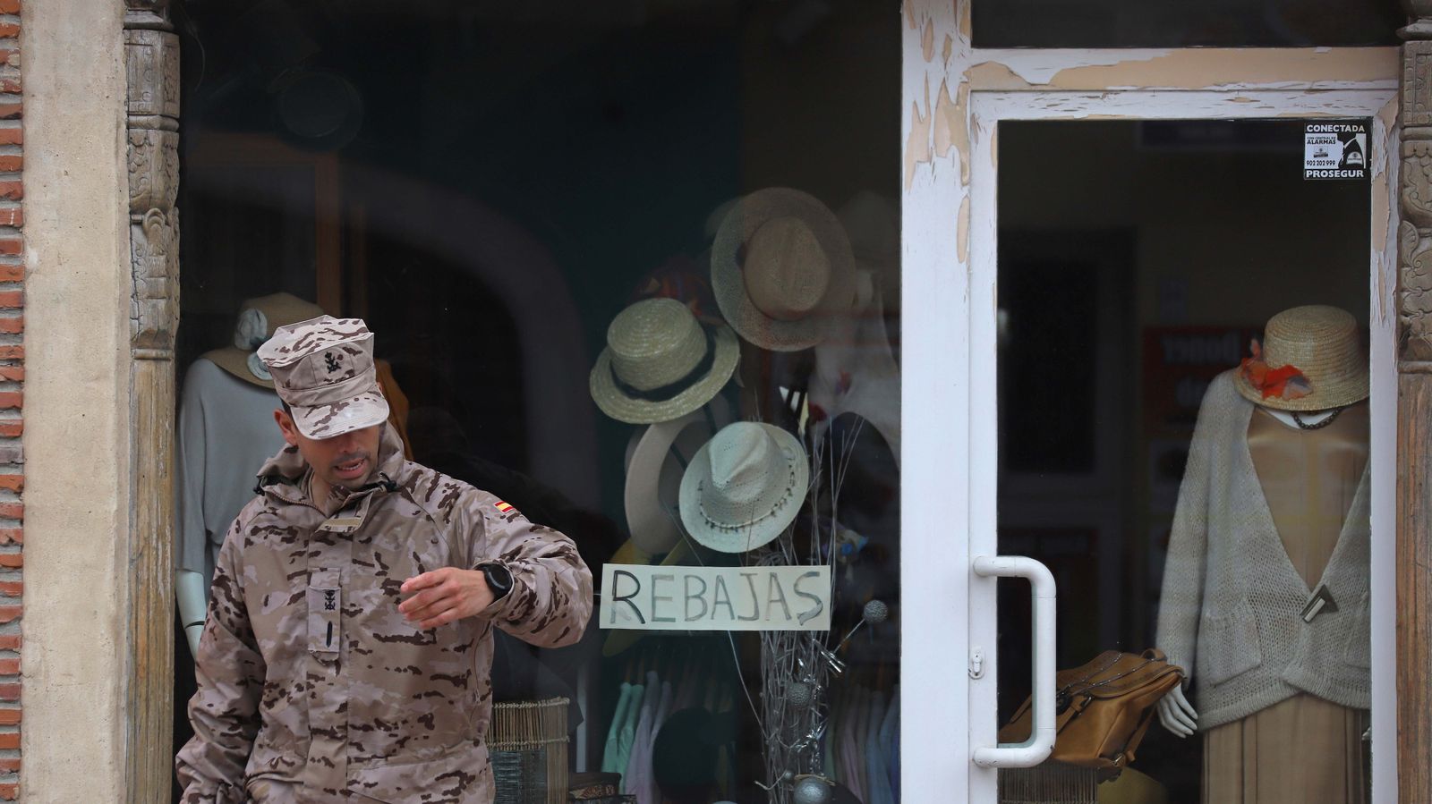 Fotos de las tareas de desinfección y limpieza de la Infantería de Marina en Tarifa