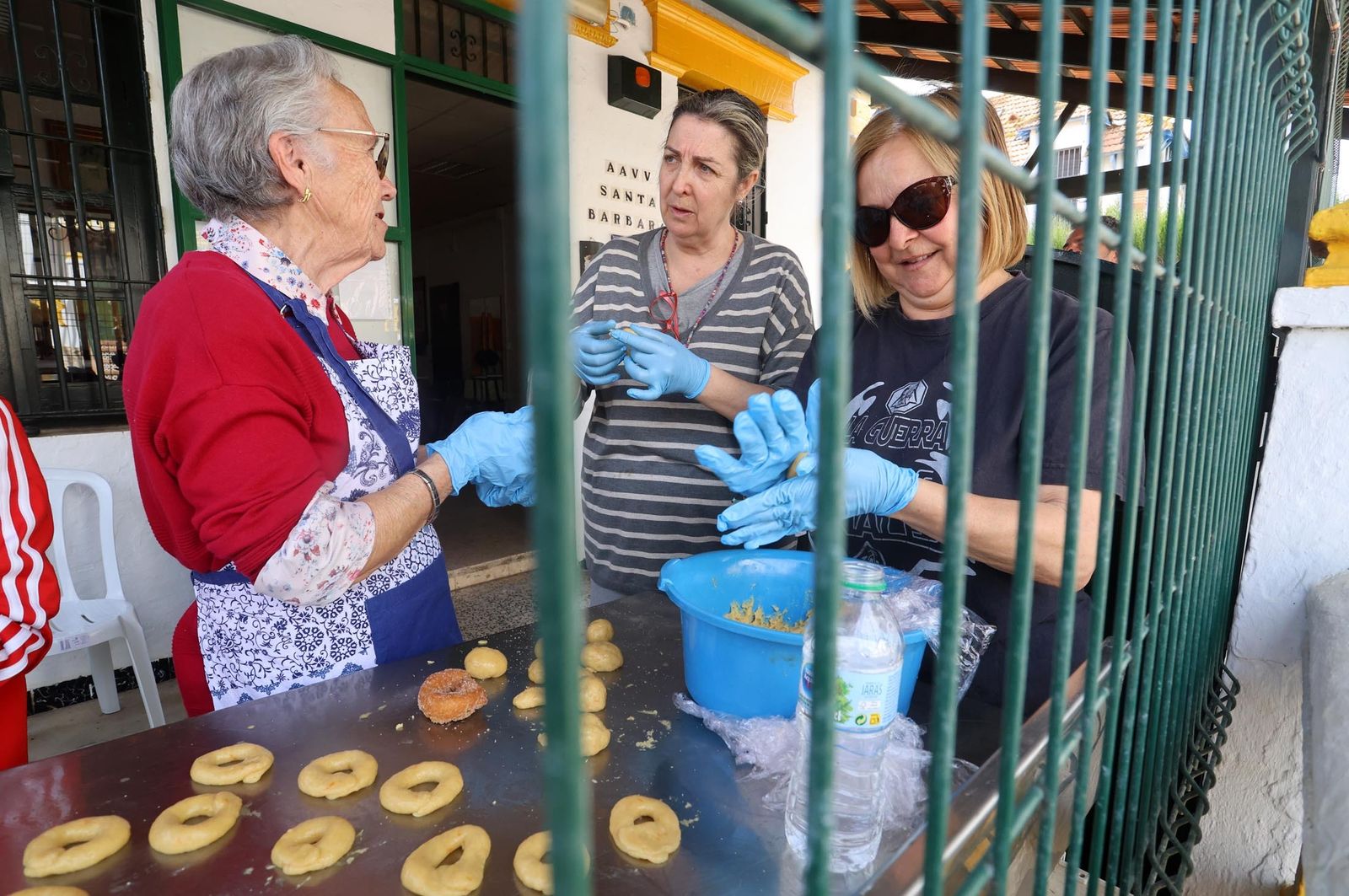 Imágenes de la elaboración de dulces de Cuaresma por los vecinos del Barrio Obrero