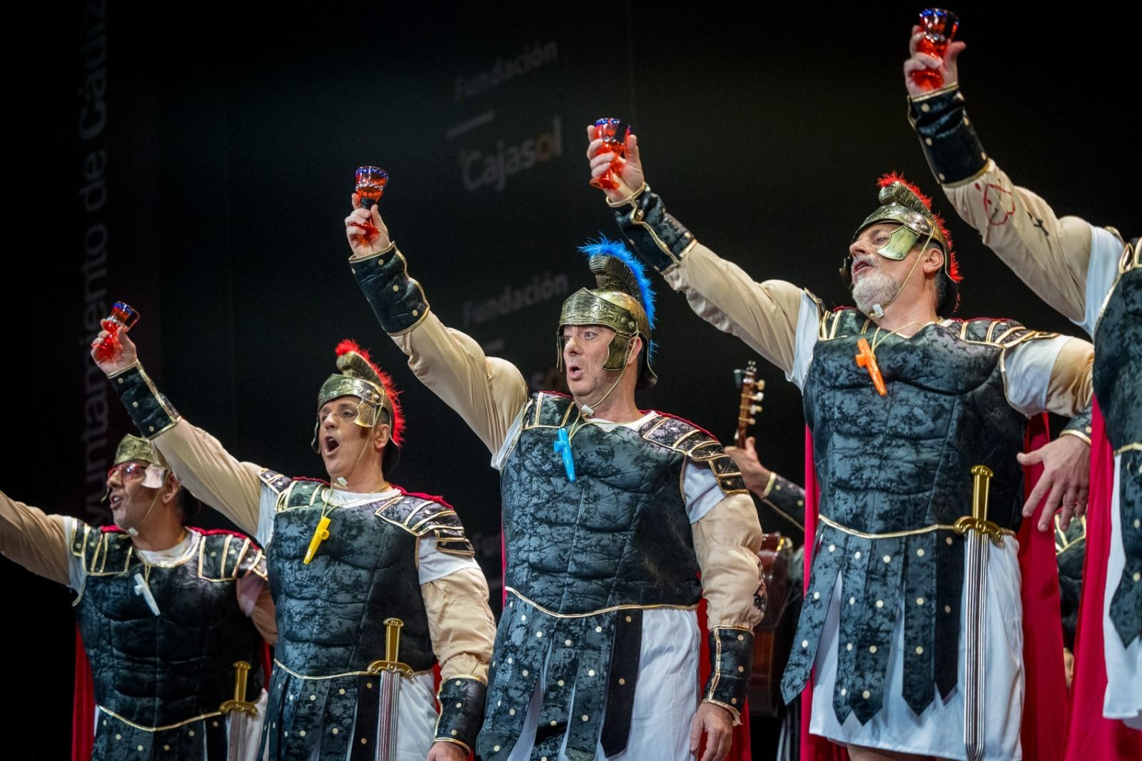 Los tinerfeños de la chirigota 'Los legía con g' brindan en su actuación en el Teatro Falla de Cádiz.