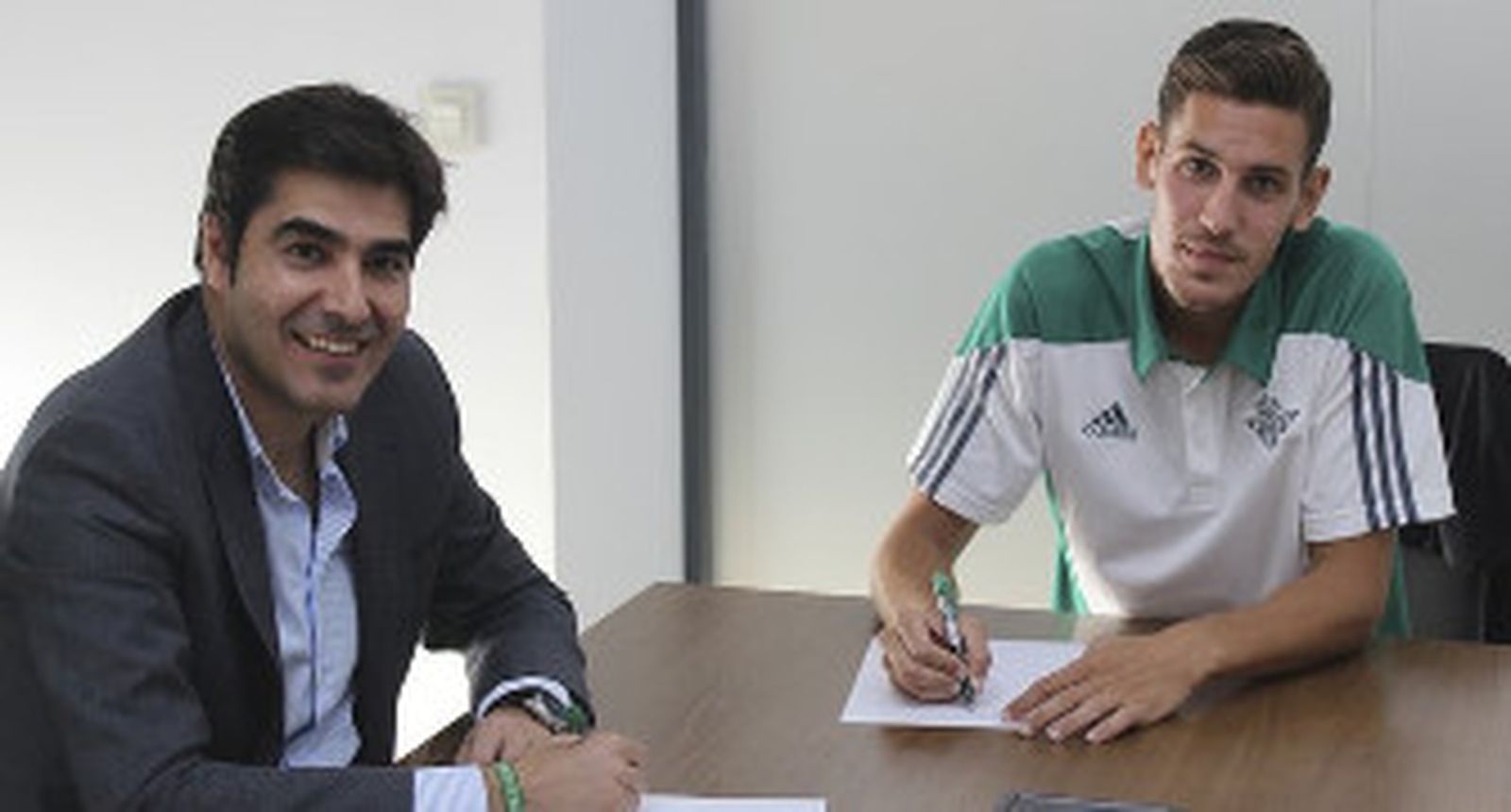 El Betis renueva a Álex Alegría hasta junio de 2021