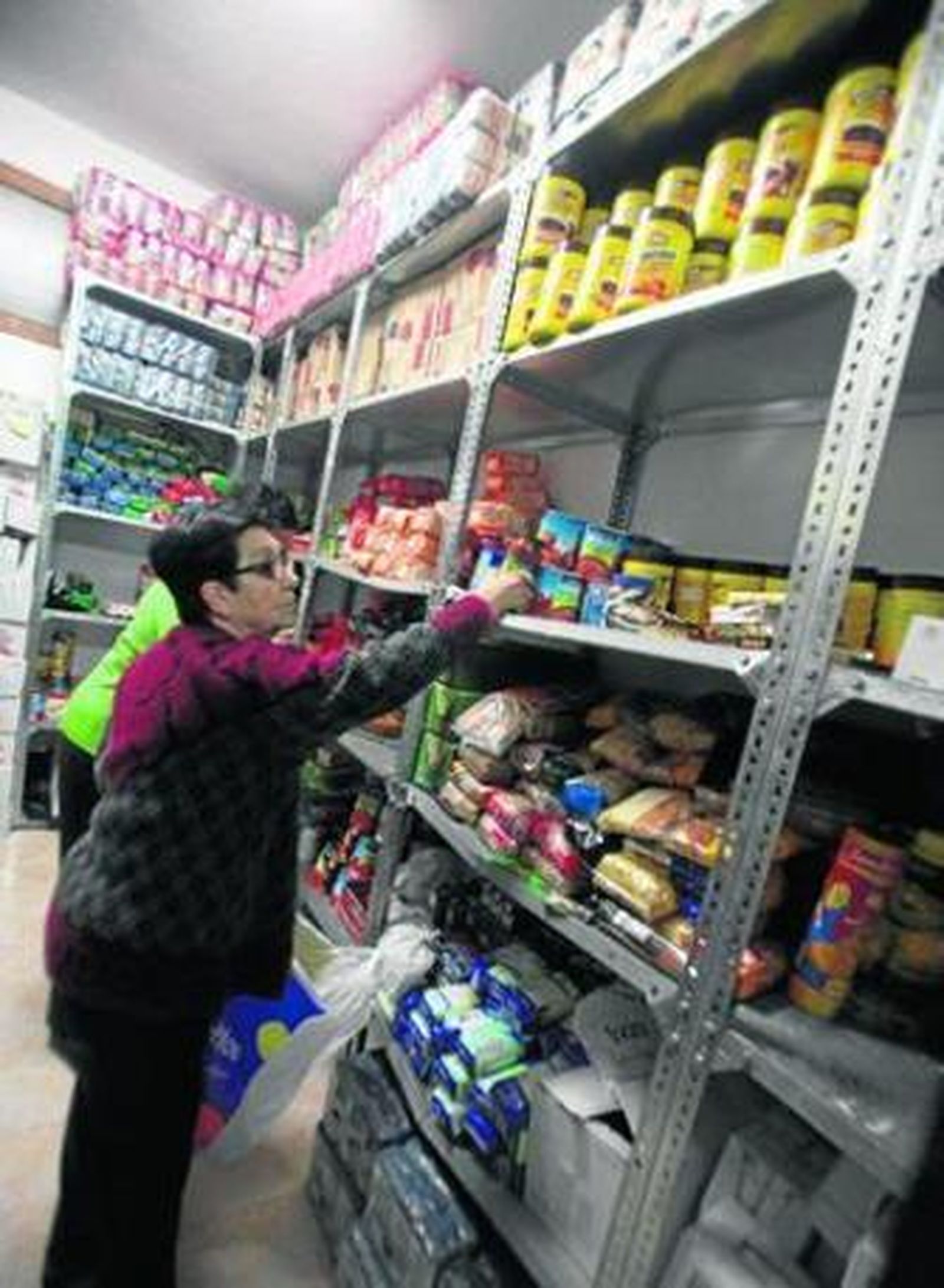 Imagen de archivo de la sede de ADRA con alimentos para repartir.
