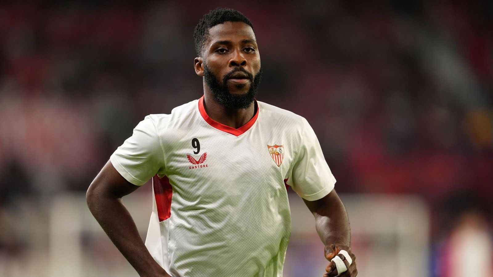 Kelechi Iheanacho, durante el calentamiento en un partido del Sevilla.