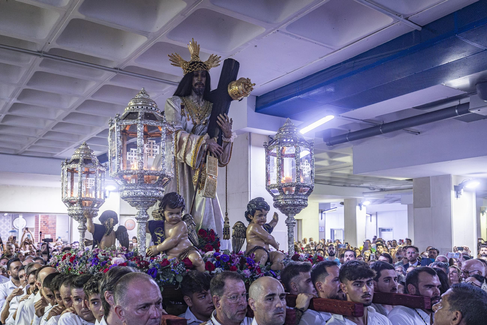Las imágenes de la histórica visita del Nazareno de Santa María al hospital Puerta del Mar de Cádiz