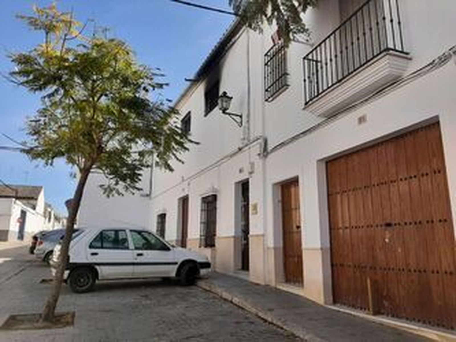Los restos del incendio, en el piso superior, de la vivienda de la calle Mancilla en la que residía la familia.