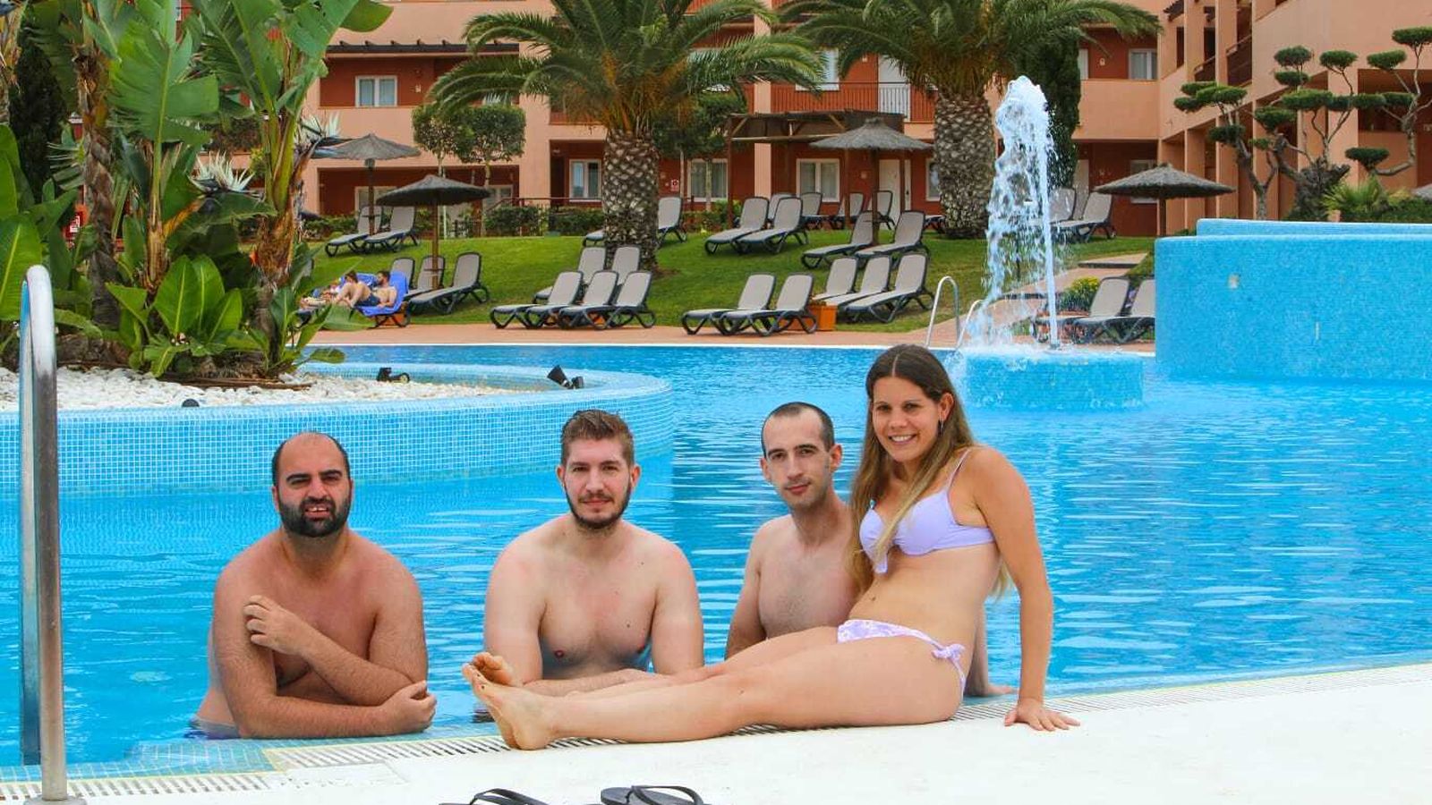 Jóvenes malagueños en la piscina del Hotel Ilunion Sancti Petri.
