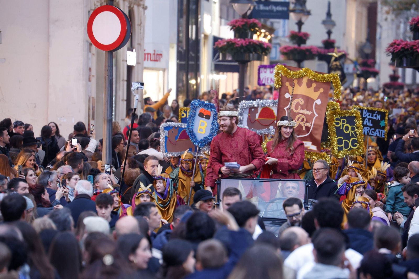 El Cartero Real llena de ilusión el Centro de Córdoba, en imágenes