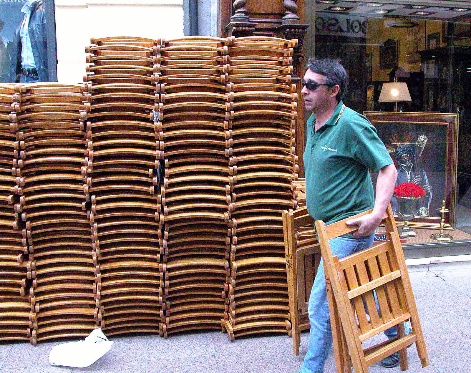 Sillas plegables apiladas en la calle Sierpes