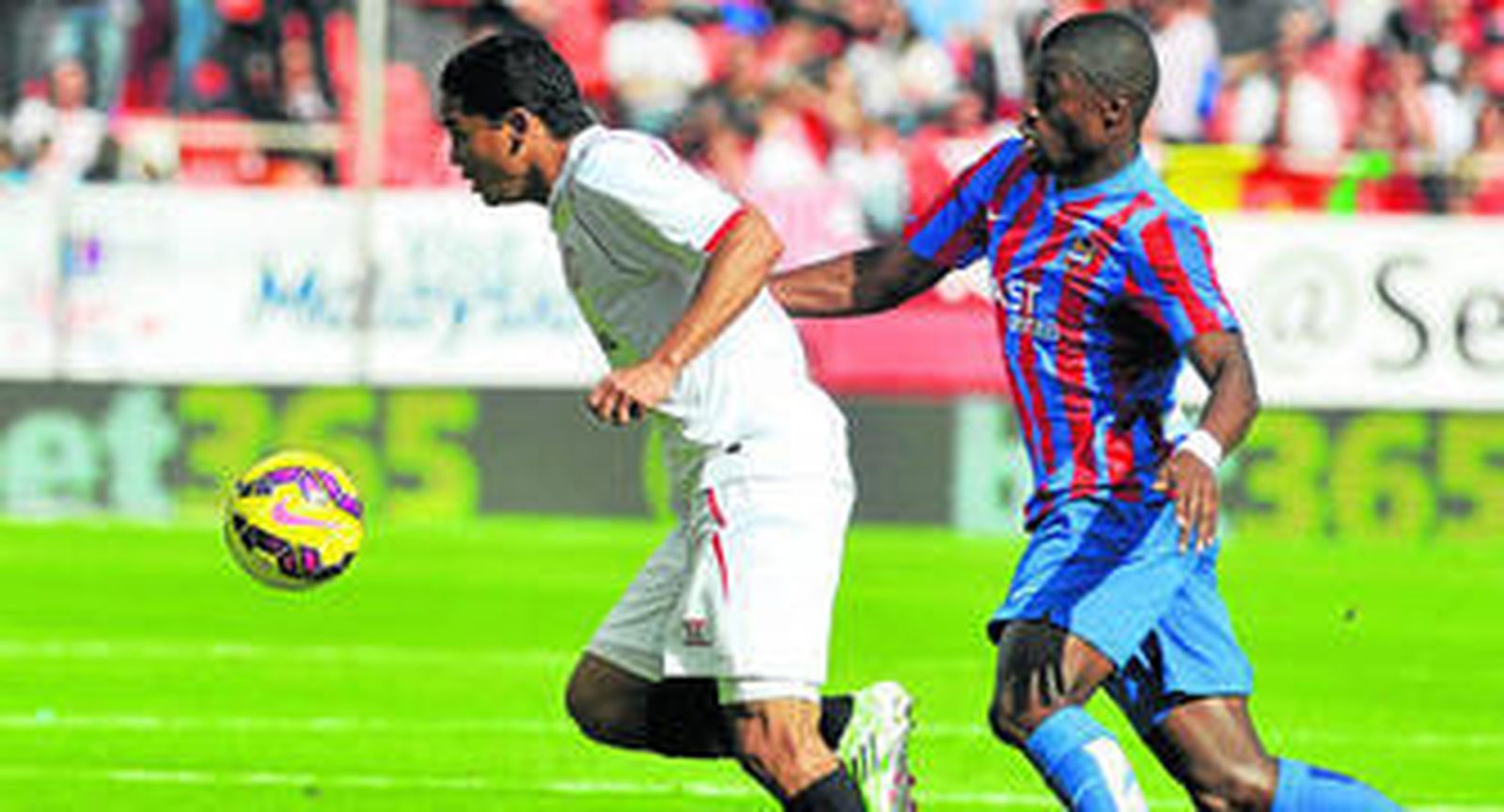 Bacca trata de zafarse de la pegajosa marca de Diop el pasado domingo.