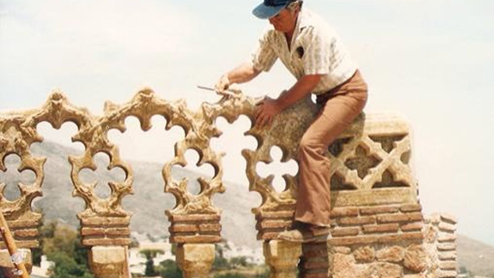 Esteban Martín Martín construye el Castillo Monumento Colomares. Esteban Martín Martín construye el Castillo Monumento Colomares.