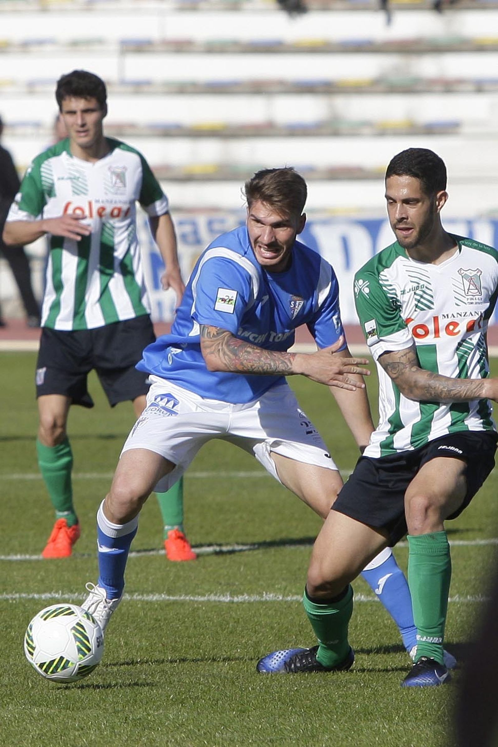 Carlos García desplaza el balón ante el acoso del jerezano Lolo Garrido.