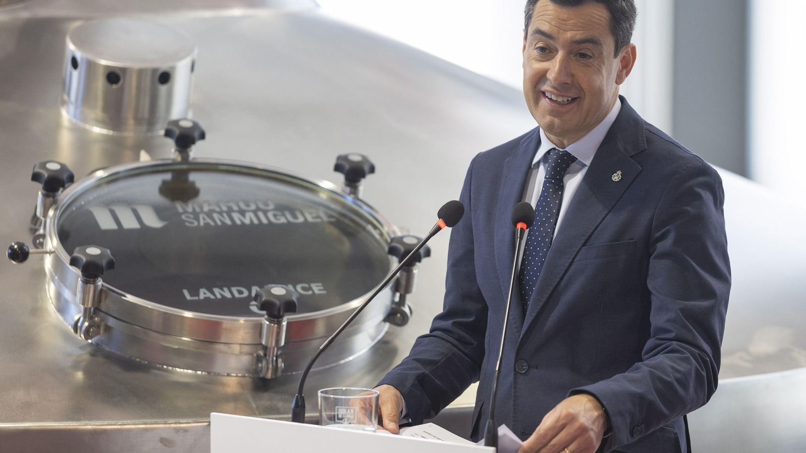 Juanma Moreno en su visita de una fábrica de producción de cerveza.