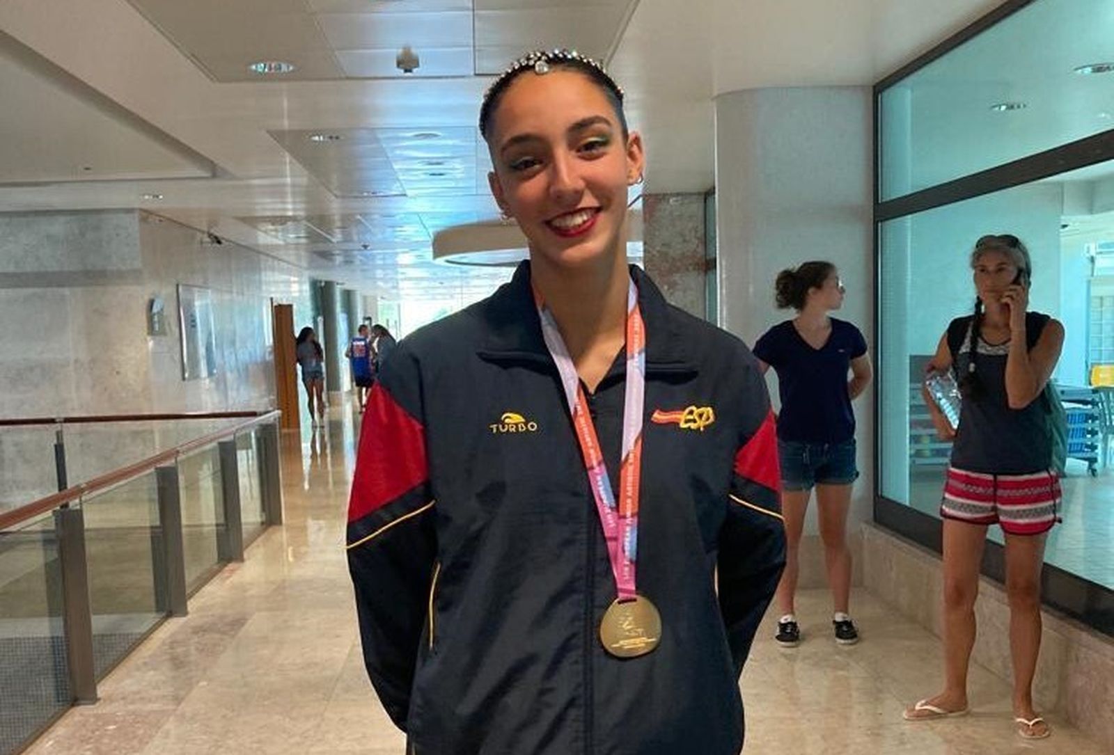La sevillana Aurora Lázaro, con una de sus medallas de oro en Funchal.