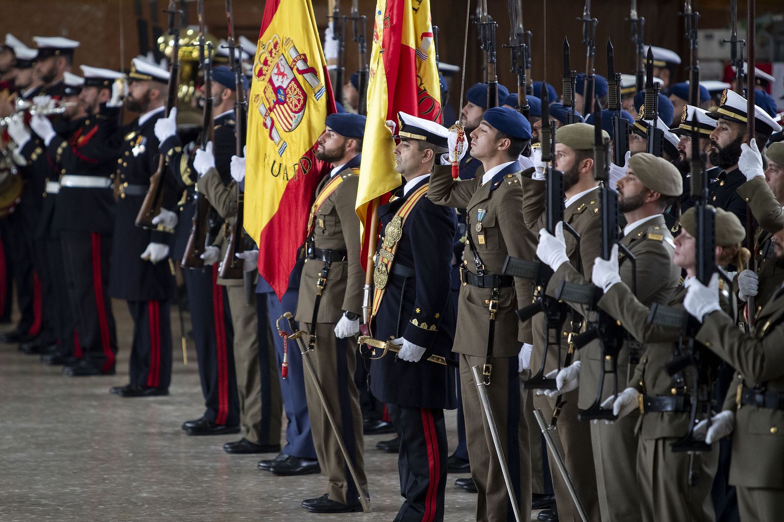 Secciones militares formadas durante el acto extraordinario de la Real y Militar Orden de San Fernando.