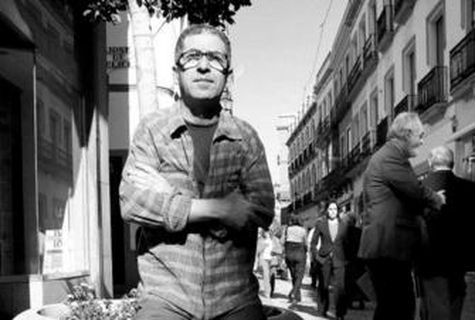 El polifacético Antonio Murga, bajista y algo más de la banda sevillana Noistron".