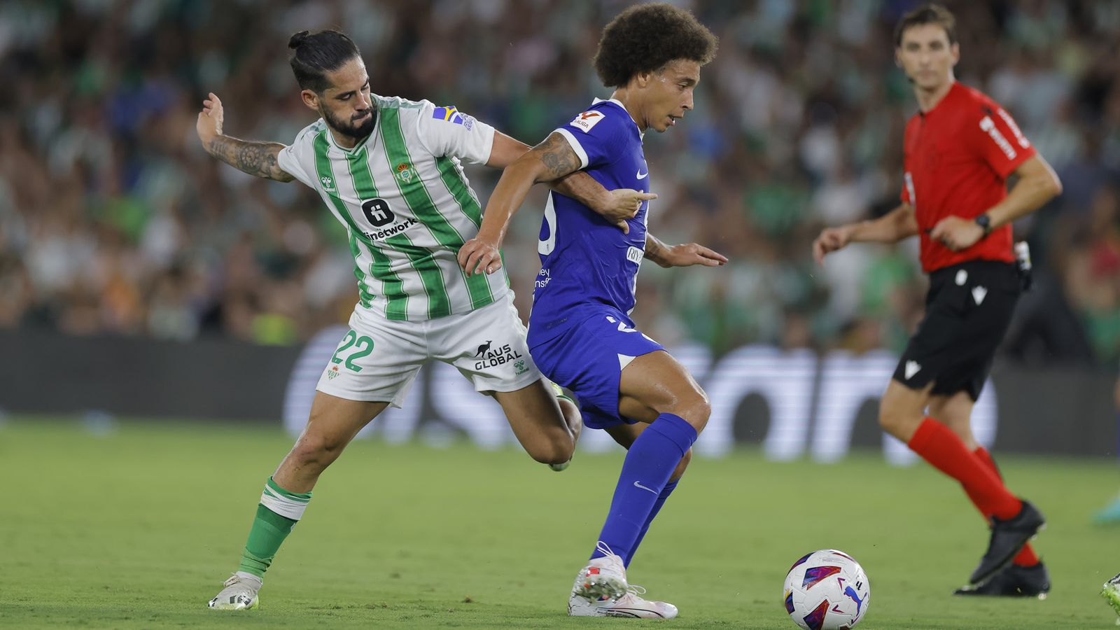 Isco hostiga a Witsel ante la mirada de De Burgos Bengoetxea.