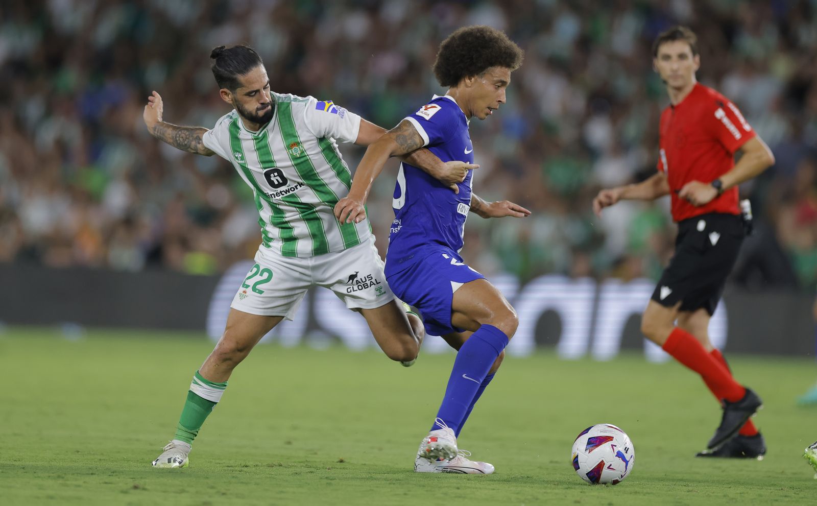 Isco hostiga a Witsel ante la mirada de De Burgos Bengoetxea.