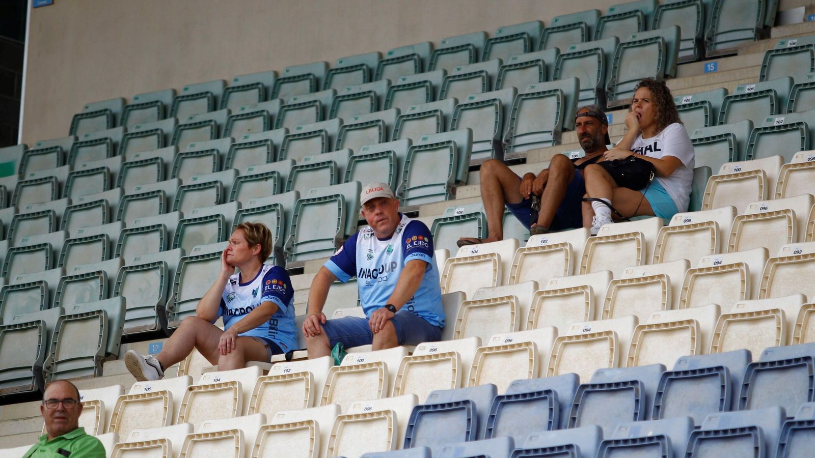 Aficionados del Poli El Ejido en el graderío del estadio celeste