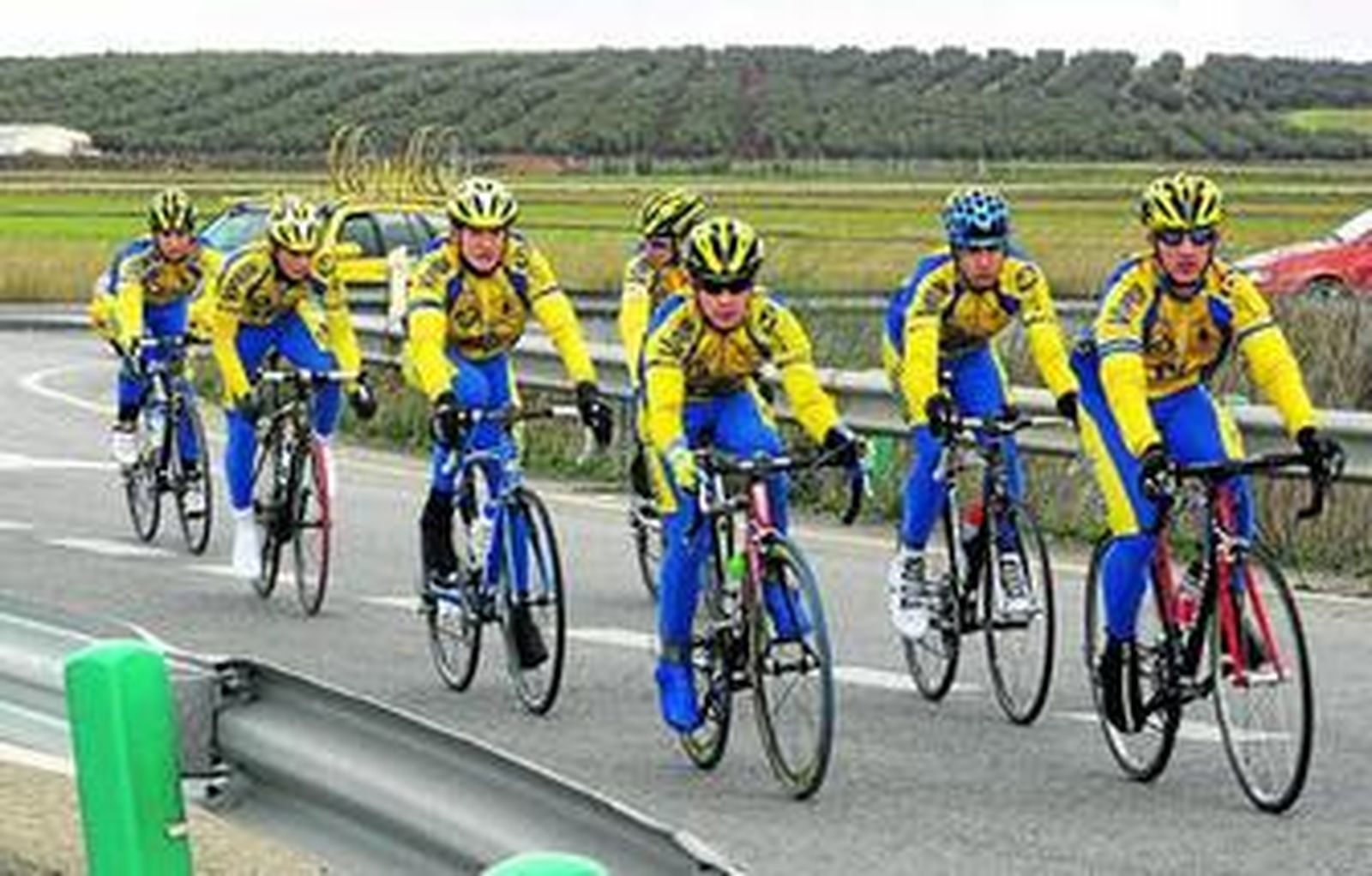 Los ciclistas del Vipren Zona Franca, durante un entrenamiento.