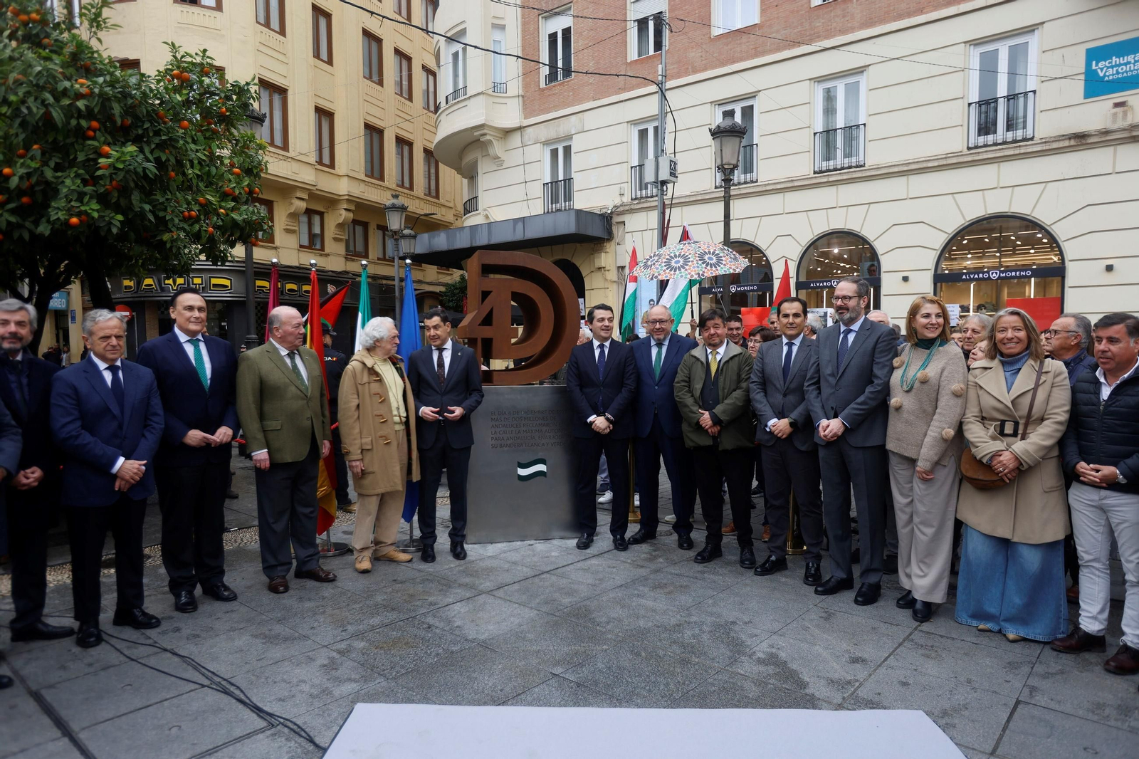 Juanma Moreno inaugura el monumento homenaje al Día de la Bandera de Andalucía en Córdoba, en imágenes