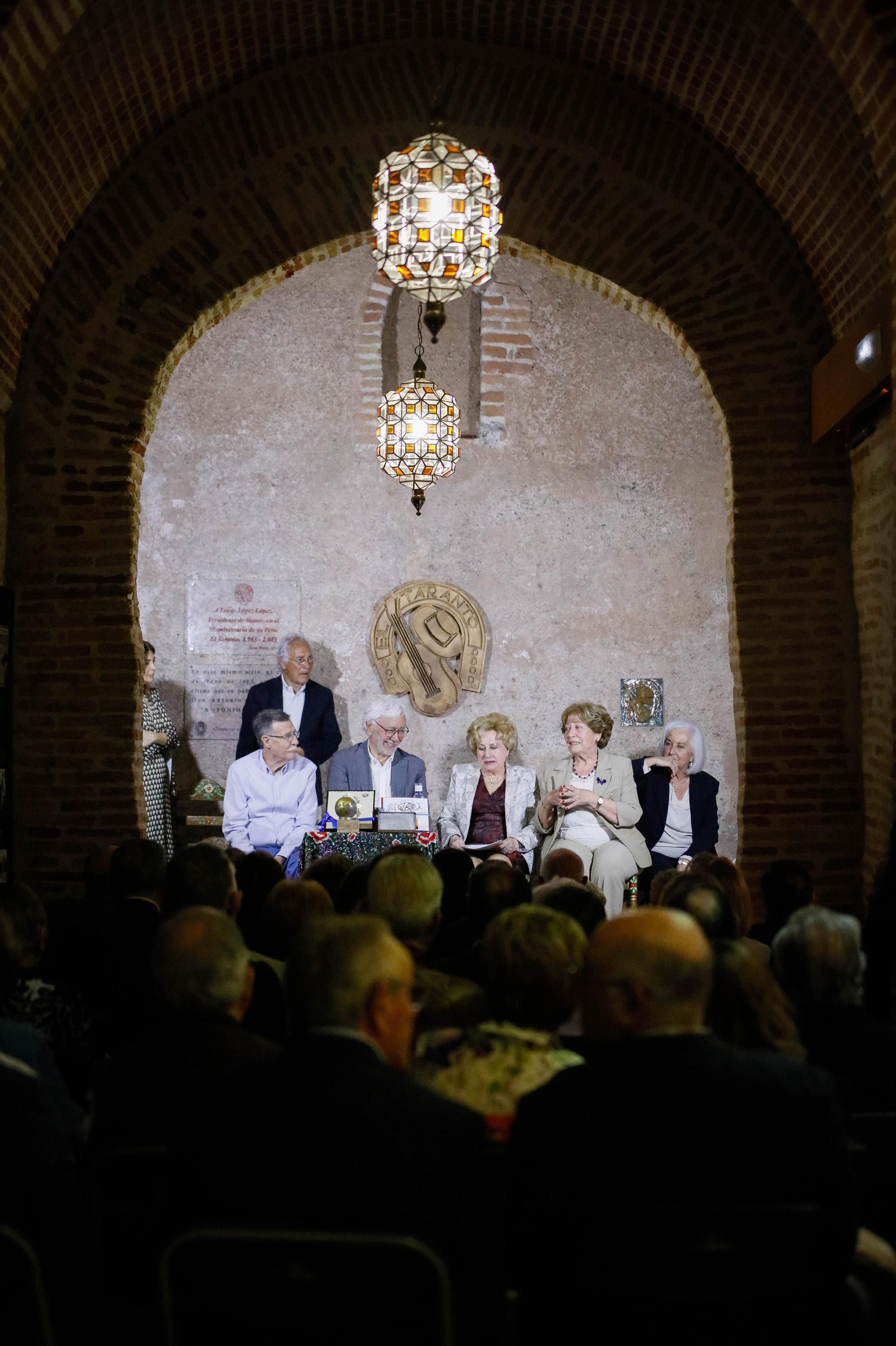 Entrega de Anagrama de Oro y Brillantes de la Ciudad de Almería a Andrés Caparrós en imágeness