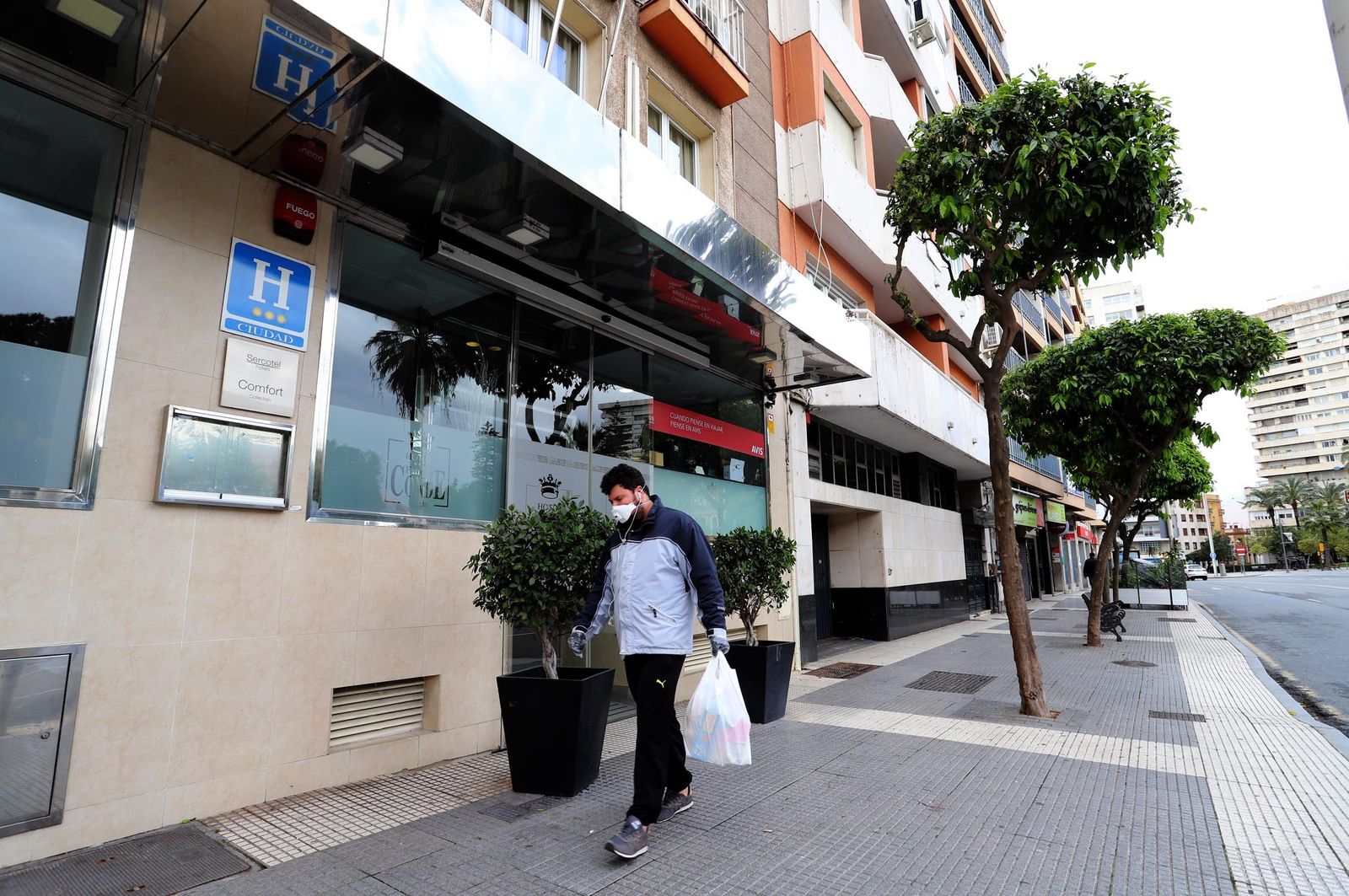 Un hombre pasa por delante del Hotel Conde.