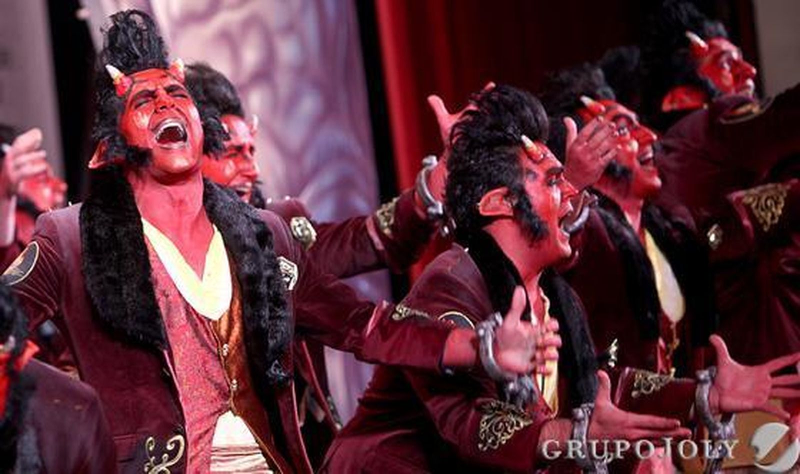Comparsa 'Los del piso de abajo'  Foto: Jesus Marin
