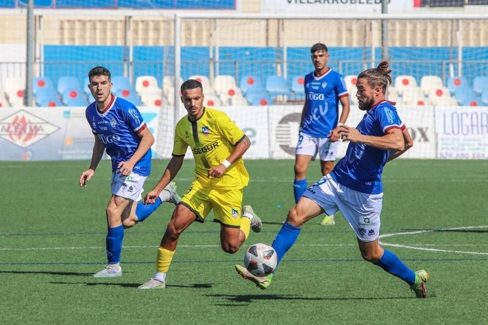 David Agudo controla un balón en el partido del Socuéllamos ante el Navalcarnero.