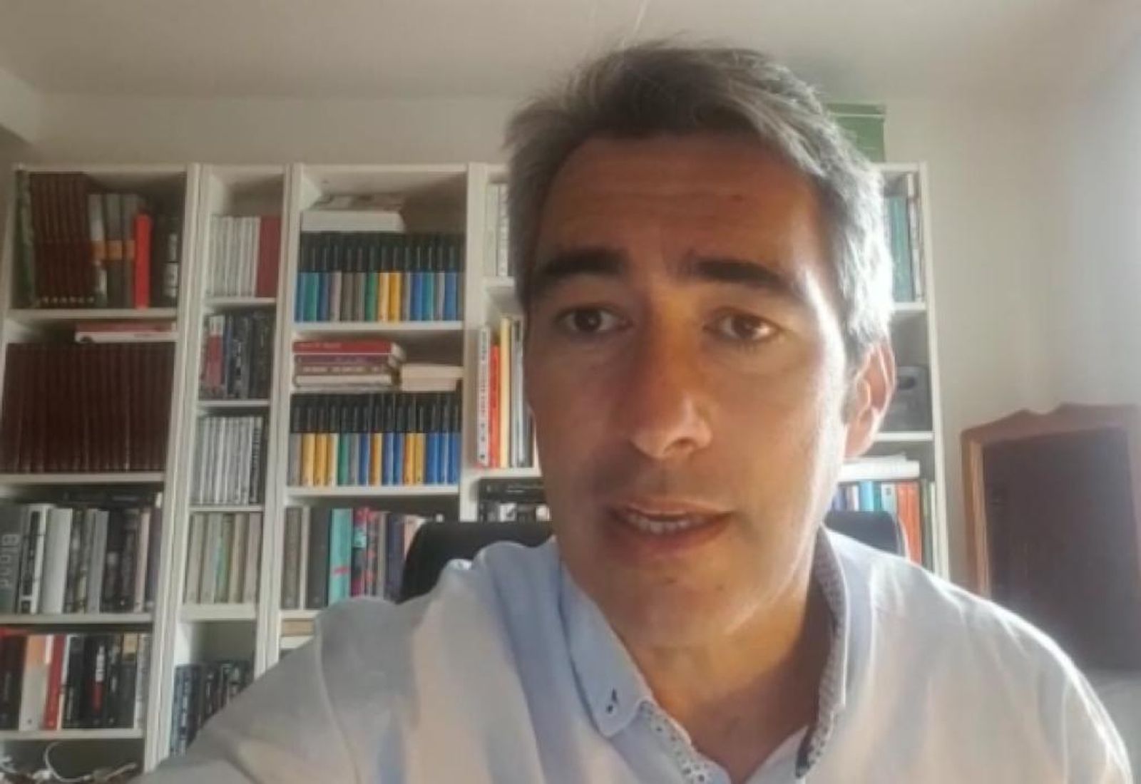 El alcalde de Benalmádena, Víctor Navas, en una videoconferencia.