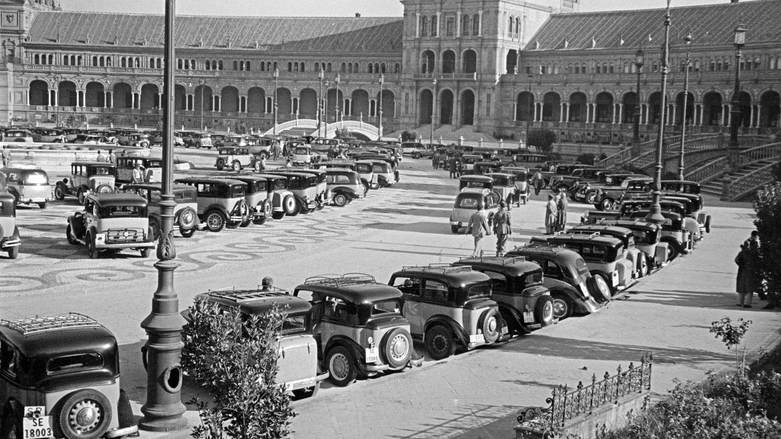 Los taxis de Sevilla esperan para ser inspeccionados