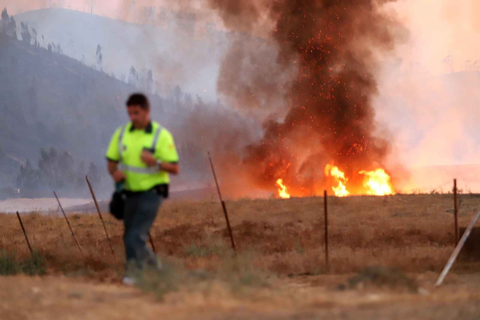 Imágenes del incendio en Almonaster La Real