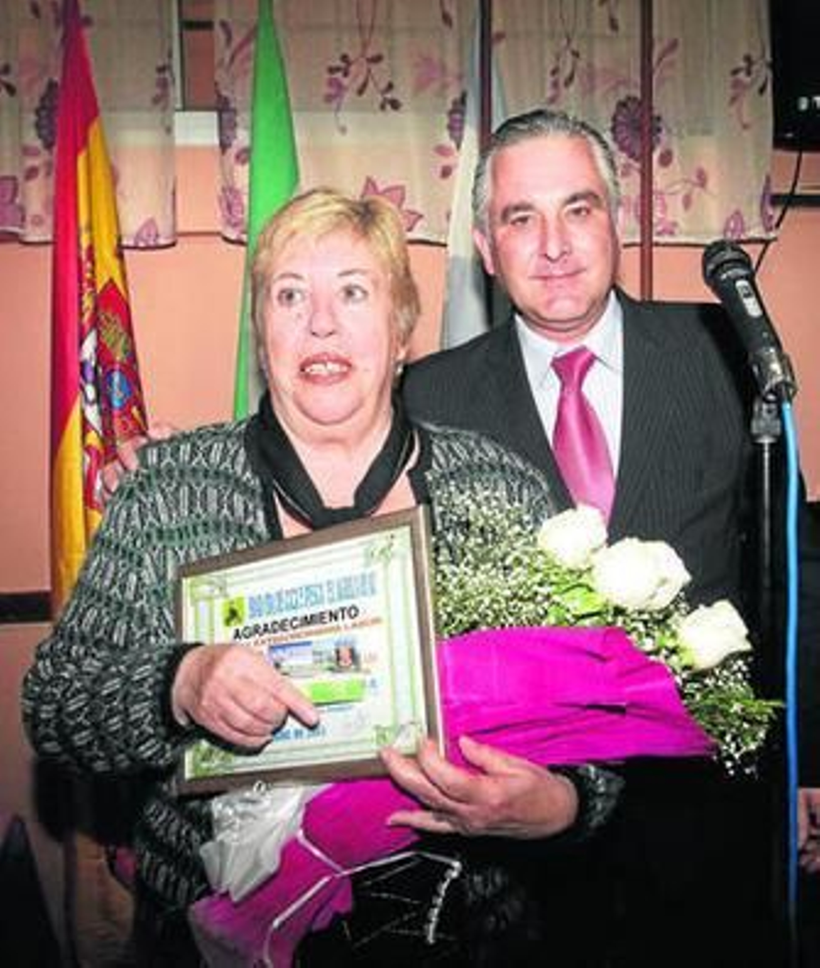 Ana León recibe el reconocimiento, ayer.