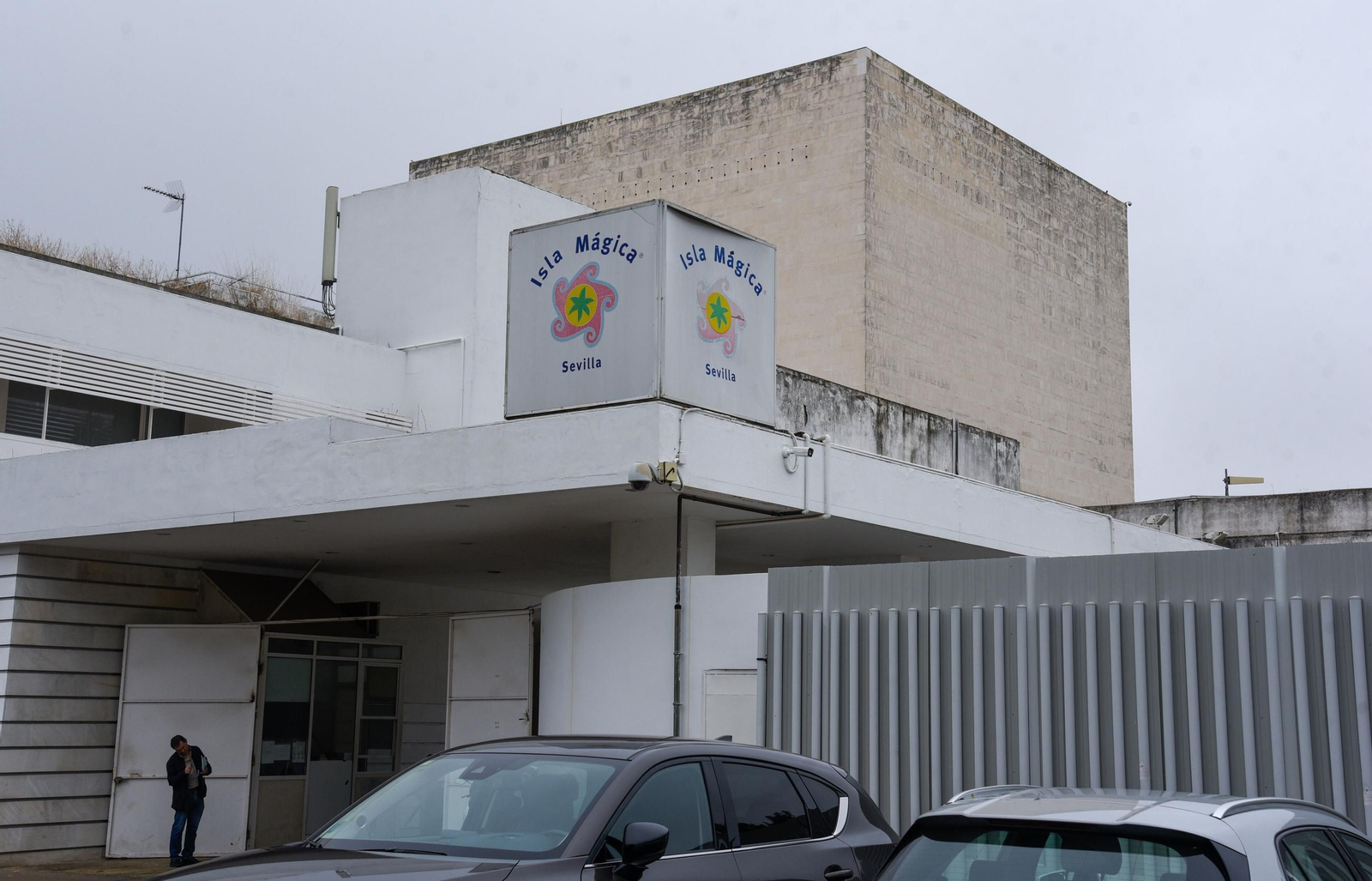 La Junta de Andalucía reclama a Isla Mágica que desaloje el Pabellón de España al no haberlo mantenido a pesar de esta protegido