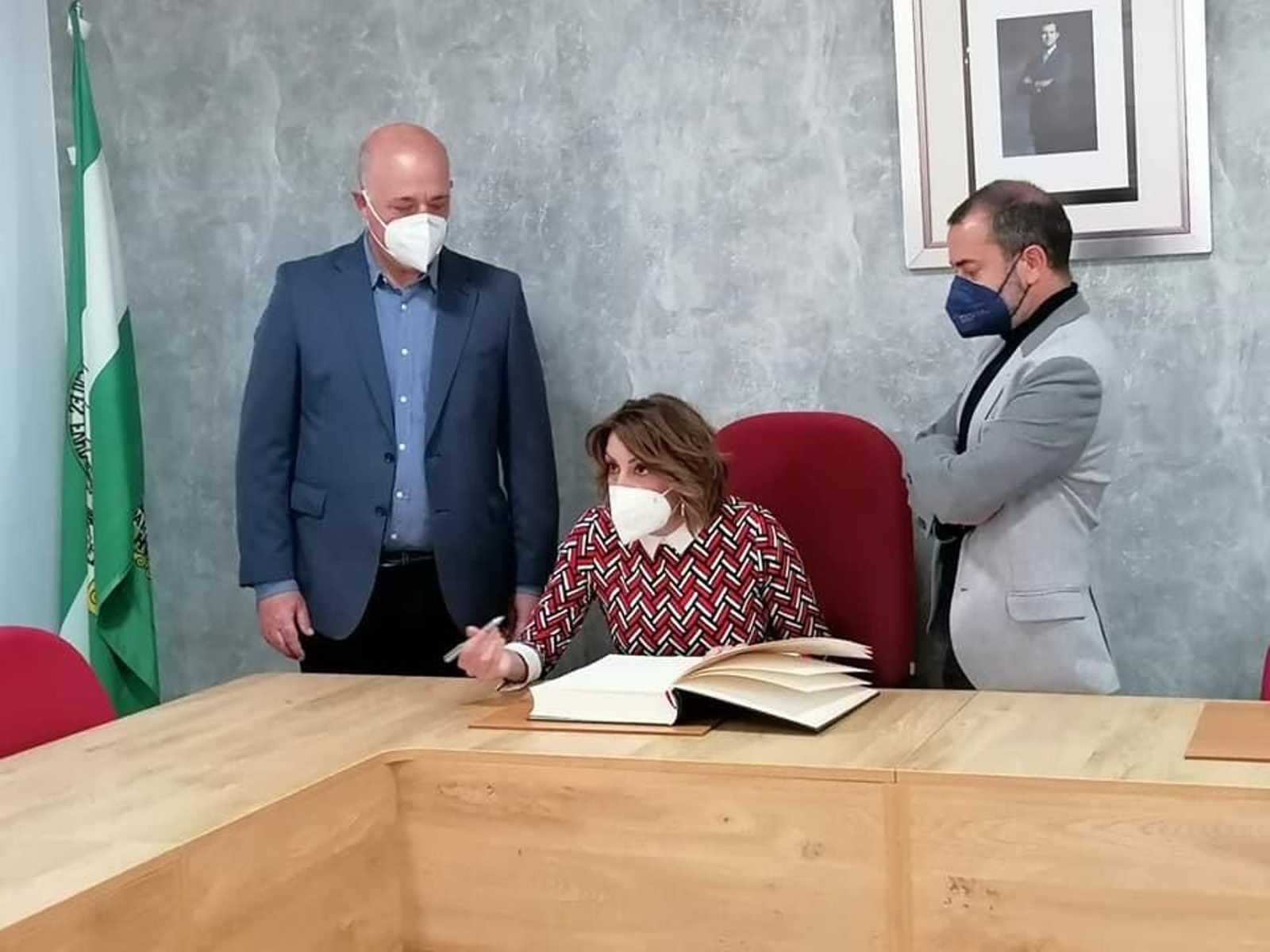 El alcalde de Guadalcázar, a la derecha, con Susana Díaz y Antonio Ruiz.