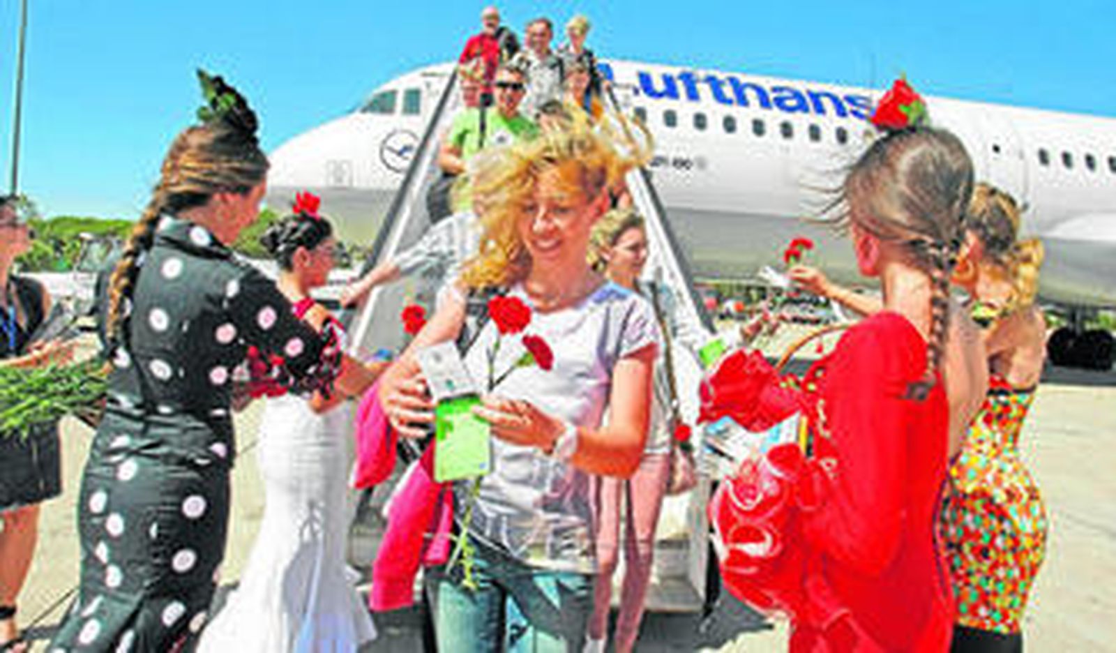 Los pasajeros fueron agasajados a su llegada con un clavel, que se unió a la rosa que les entregó la propia aerolínea Lufthansa durante el vuelo.