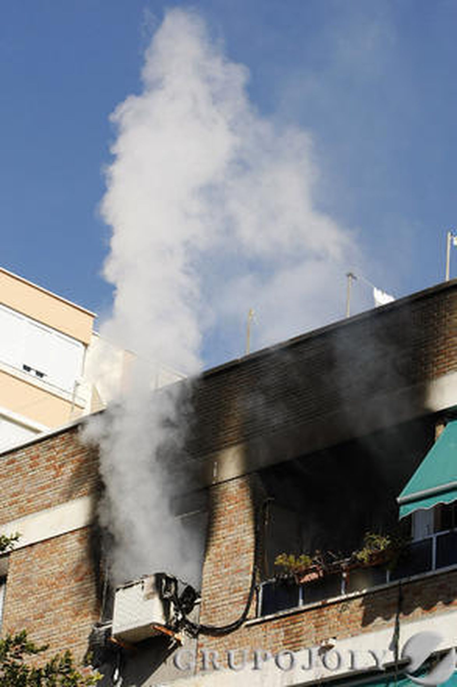 Bomberos intervienen en el incendio de una vivienda en la calle María Auxiliadora de la capital.  Foto: Jose Braza