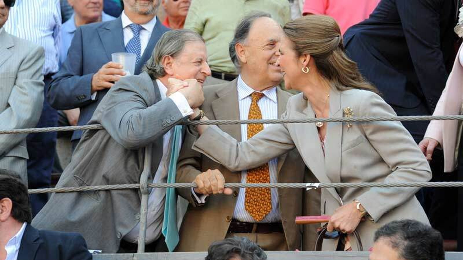 Fernando y Carlos Falcó, en una corrida de toros, saludan con efusividad a la infanta Elena.