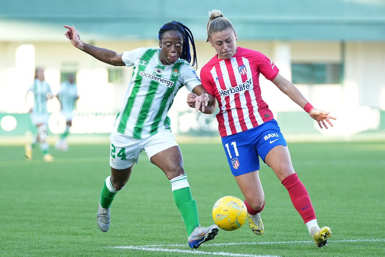 Cameron pugna por un balón con Carmen Menayo en el partido del mes de diciembre de 2023.