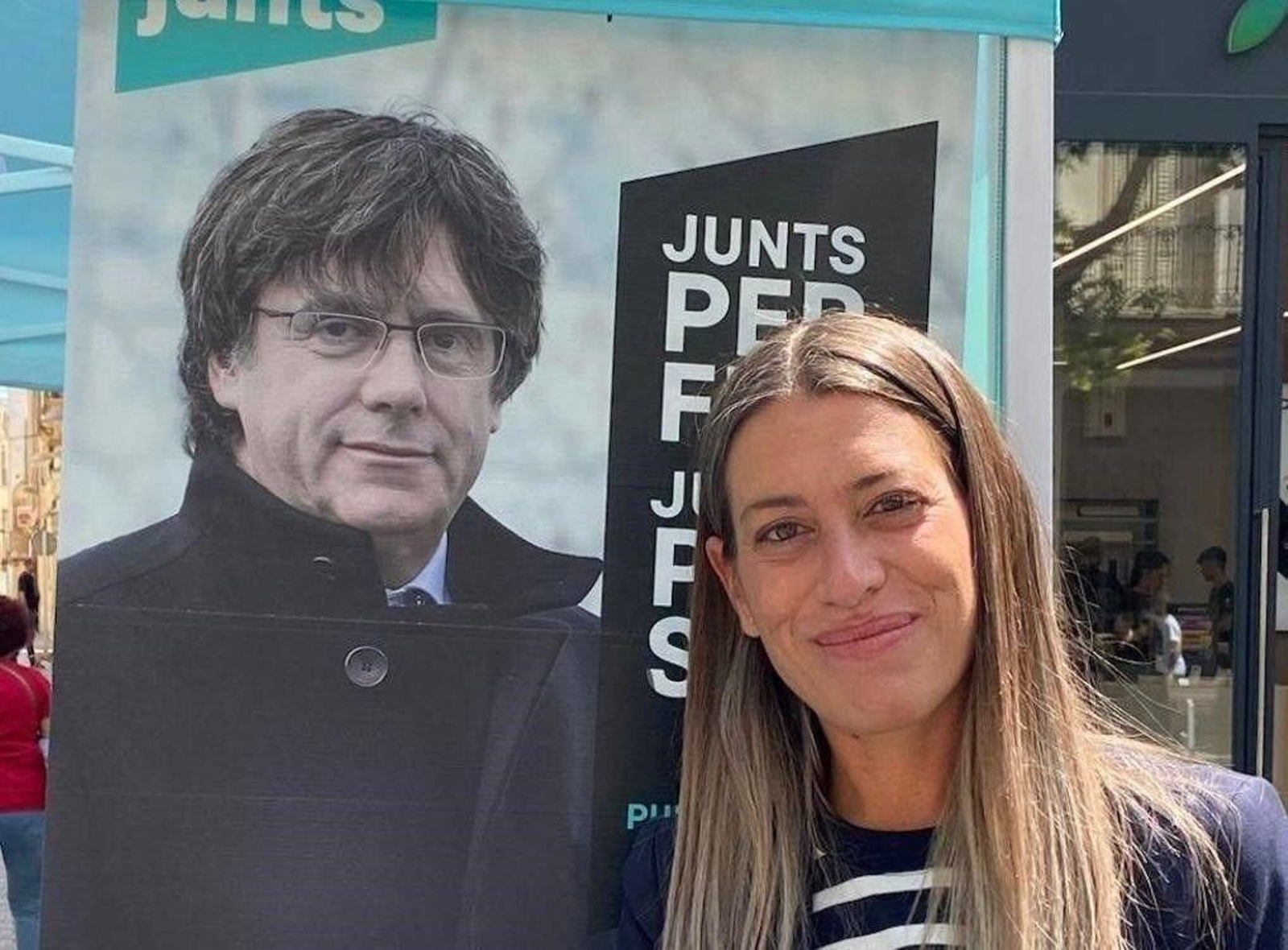 Miriam Nogueras, portavoz de Junts en el Congreso, posa junto a un cartel de Puigdemont